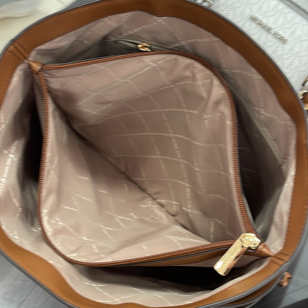 Michael Kors Voyager Large Color-Block Signature Logo Tote Bag
Camel Multi - Picture 11 of 16